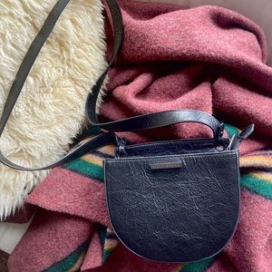 Kelly Wynne No Curfew Crossbody In rule breaker black textured leather